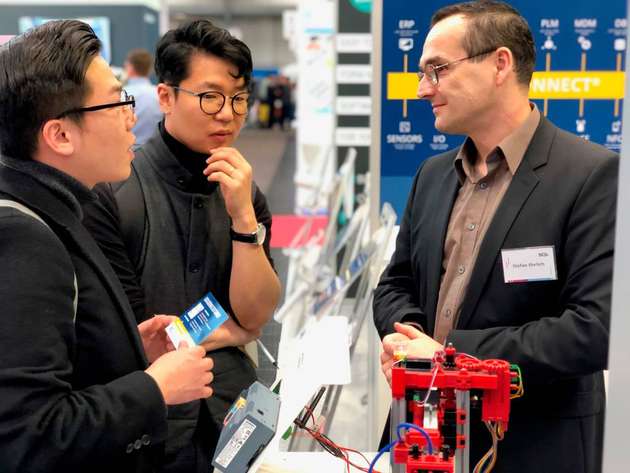 Auf der Hannover Messe 2019 wurden Stefan Ehrlich (rechts) gegenüber zwei potenzielle Bedarfe immer wieder angesprochen: „Beim ersten geht es darum, Sensordaten von Maschinen zu sammeln und auswerten. Der zweite Bedarf findet sich in der direkten Vernetzung von Planungs- und Steuerungs-Software wie ERP- oder CAD-Systeme mit den Steuergeräten der Produktionsmaschinen“, berichtet Ehrlich.