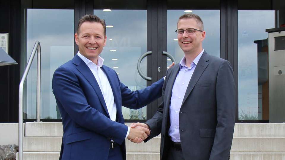 Oliver Wehking (links) begrüßt Martin Maas als neuen Geschäftsführer bei Buschjost.