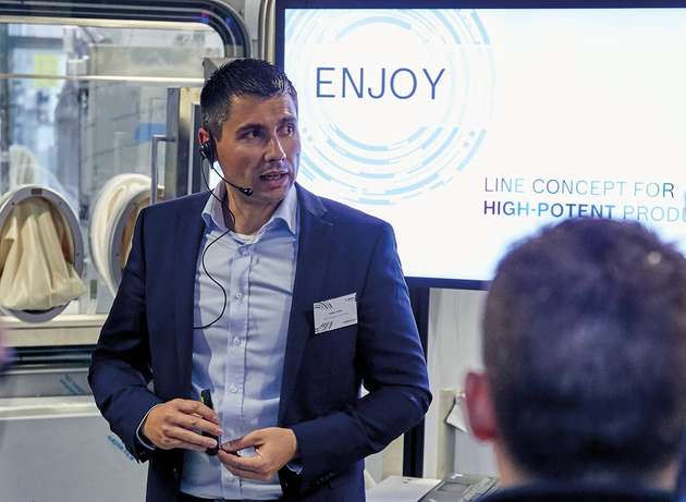 Stefan Schuh, Senior-Projektmanager bei Bosch Packaging Technology, erläutert den Teilnehmern des Werksrundgangs die Vorzüge der ALF 5000 für die aseptische Abfüllung hochpotenter Produkte.