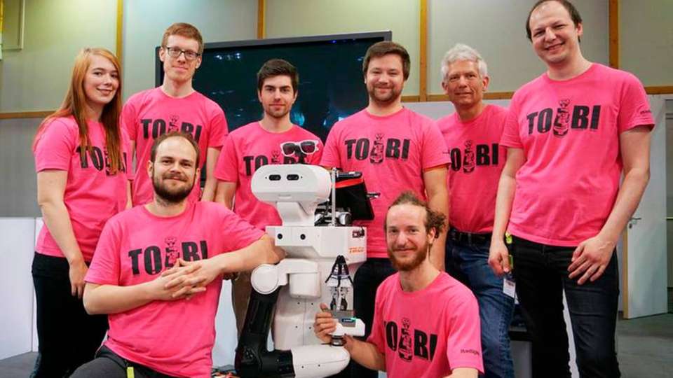 Das Team of Bielefeld ging mit dem Robotermodell TIAGo in den Wettbewerb. Teamchef ist Sven Wachsmuth (zweiter von rechts).