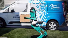 Roboter Digit bringt das Paket: Ford und Agility Robotics erforschen gemeinsam die autonome Auslieferung von Waren.