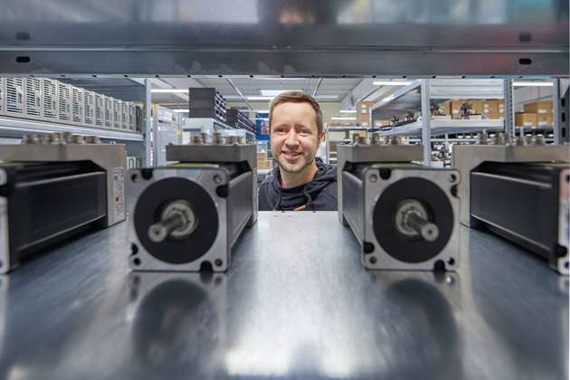 Thomas Hertwig, Entwicklungsingenieur bei JAT Jenaer Antriebstechnik, hat sich für eine flexible und dennoch einheitliche Steckverbinderlösung von Phoenix Contact entschieden.