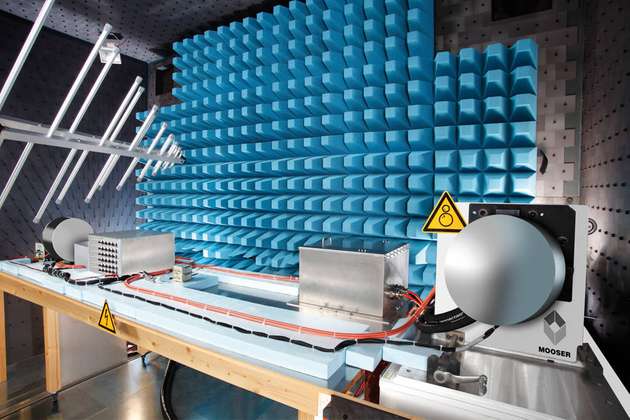 In speziellen Prüfkammern müssen Sensoren und Steuergeräte ihre EMV-Festigkeit unter Beweis stellen.