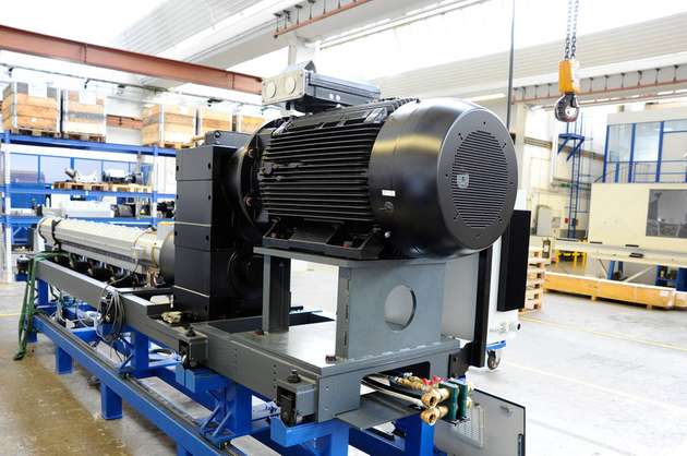 Ein Asynchronmotor von ABB an einem Extruder in der Montage von Reifenhäuser.