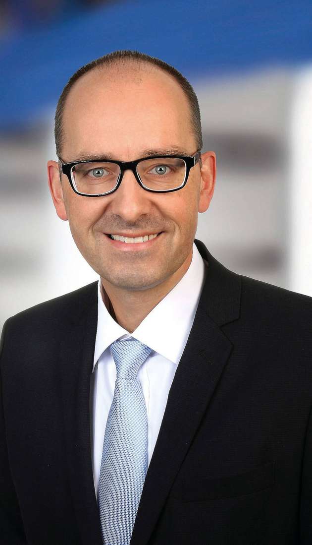 Wir unterstützen unsere Kunden von der Ideenfindung für Anwendungen über die Technologieplanung bis zur Produktauswahl und begleiten mit passenden Entwicklungstools die Prototypenphase. Anschließend kommen Produktions- und Logistikplanung bis zum Ende des Produktlebenszyklus. Erklärungsbedürftige Produkte brauchen Design-Support durch Online-Ressourcen und persönlichen, herstellerneutralen Offline-Support durch unsere FAEs. Bei tieferem Produktsupport kommen unsere Produktingenieure ins Spiel, unterstützt durch unsere Special-FAEs, die über detailreiche Kenntnisse in spezifischen Marktsegmenten verfügen. Diese Beratungstiefe ist Bestandteil unseres vertikalen Ansatzes, das lässt sich rein online nicht abbilden.
Andreas Mangler, Director Strategic Marketing bei Rutronik