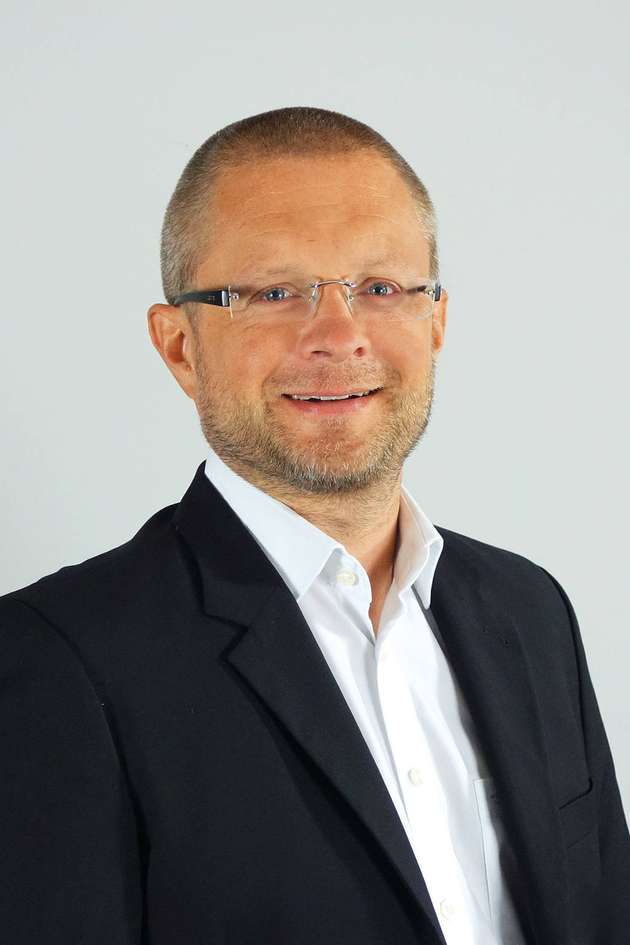 Gerade für erklärungsbedürftige Produkte ist Hy-Line der ideale Partner. Mit deutschem regionalem Support vor Ort bestimmt der Spezialist anhand der Spezifikation des Kunden und der Anforderungen mit ihm gemeinsam das für seine Applikation passende Produkt, konfiguriert das gegebenenfalls oder bildet aus verschiedenen Komponenten ein System. Hy-Line hat ein tiefes technologisches Wissen, spürt Trends auf und verfolgt Innovationen. Das Know-how basiert auf einem breiten wie tiefen Erfahrungsschatz komplexer Projekte in verschiedenen Einsatzfeldern der Industrie: Dadurch gewährleistet Hy-Line einen qualifizierten Support. Hy-Line bringt seinen Kunden die Technik nahe, indem Seminare und Vorträge abgehalten, Artikel und Whitepaper veröffentlicht werden, die das Blickfeld erweitern.
Oliver Gropp, Head of Marketing Communications bei Hy-Line