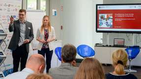 Die Moderatoren Dr. Marc-Daniel Moessinger und Nikoletta Streicher vom VDMA Baden-Württemberg führen durch die Informationsveranstaltung bei Wolftechnik in Weil der Stadt.