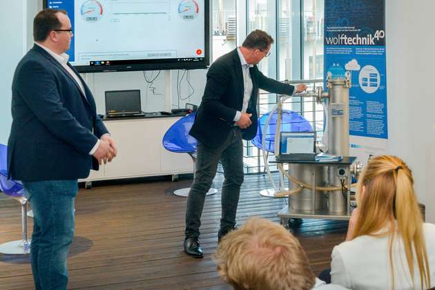 Bumin Hatiboglu, Themenfeldleiter Produktion, Mittelstand-4.0-Kompetenzzentrum Stuttgart (links) und Wolftechnik-Geschäftsführer Peter Krause sprechen über digitale Mehrwerte für Komponenten am Beispiel des Smarten Filters von Wolftechnik.