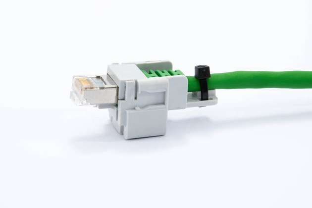 Referenzpunkt des CJK 8M ist die Rastnase des (genormten) RJ45-Steckers.