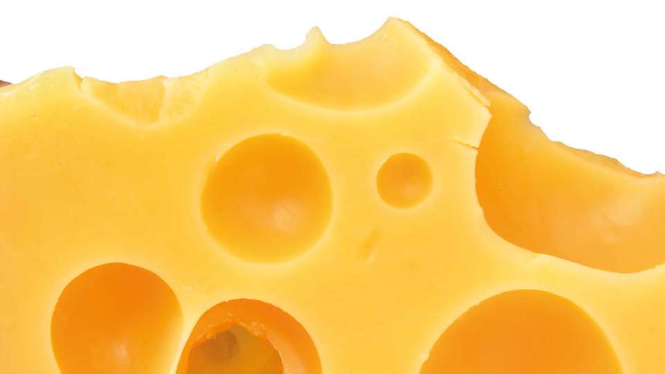 Je mehr Löcher ein Schnittkäse aufweist, desto höher wird der Kunststoffblister zum Verpacken der Käsescheiben.