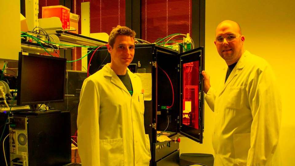 Laborleiter Stefan Baudis (rechts) und Johannes Stögerer im neuen 3D-Druck-Labor an der TU Wien.