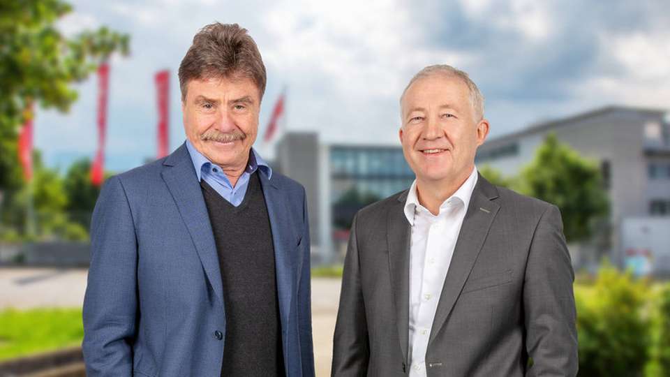 Von links nach rechts: Verwaltungsratspräsident Karl-Walter Braun und CEO Eugen Elmiger vor dem Maxon-Firmengebäude.