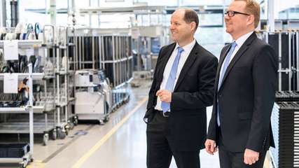 Seit dem 1. Januar 2018 ist Johannes Pfeffer (links) Sprecher der Geschäftsführung von EBM-Papst St. Georgen. Sein Karriereweg führte ihn zu Unternehmen sowohl der Industrie- als auch der Automobilwelt. Mit diesem Wissen und neuen Impulsen möchte er das Unternehmen fit für die Herausforderungen der Zukunft machen.