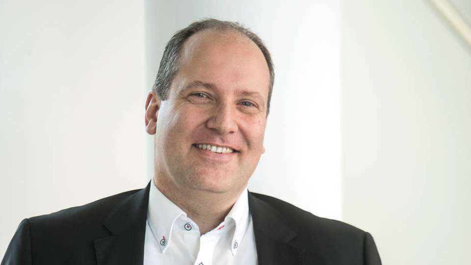 „Betreiber müssen sensibilisiert werden” Thilo Döring, Geschäftsführer von HMS Networks, betont: „Die Integration von KI in die Netzwerküberwachung wird dazu beitragen, die Sicherheit und Stabilität von Netzwerken weiter zu verbessern und unerwünschte Vorfälle zu minimieren.“