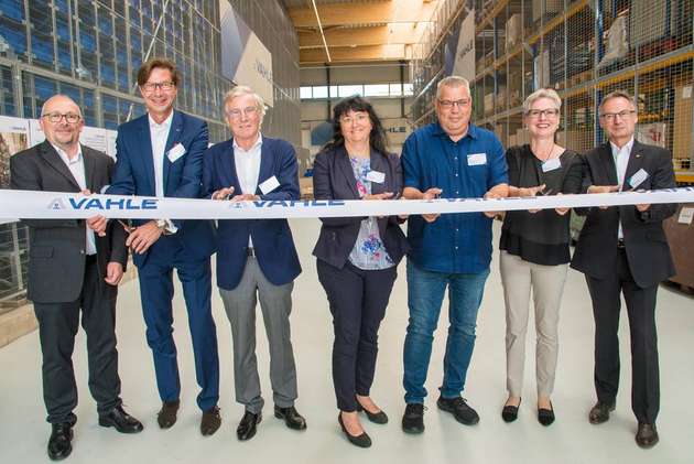 Eröffnung des neuen automatischen Kleinteilelagers (v.l.n.r.): Mirko Becker, Projektleiter Jungheinrich, Achim Dries, CEO Vahle Group, Joachim Krieger, Beiratsvorsitzender Vahle Group, Elke Kappen, Bürgermeisterin Kamen, Uwe Dieckmann, Stv. Betriebsratsvorsitzender Vahle Group, Kathrin Bacht, Gesellschafterin Vahle Group, Rüdiger Kuhn, Leiter Logistik Vahle Group.