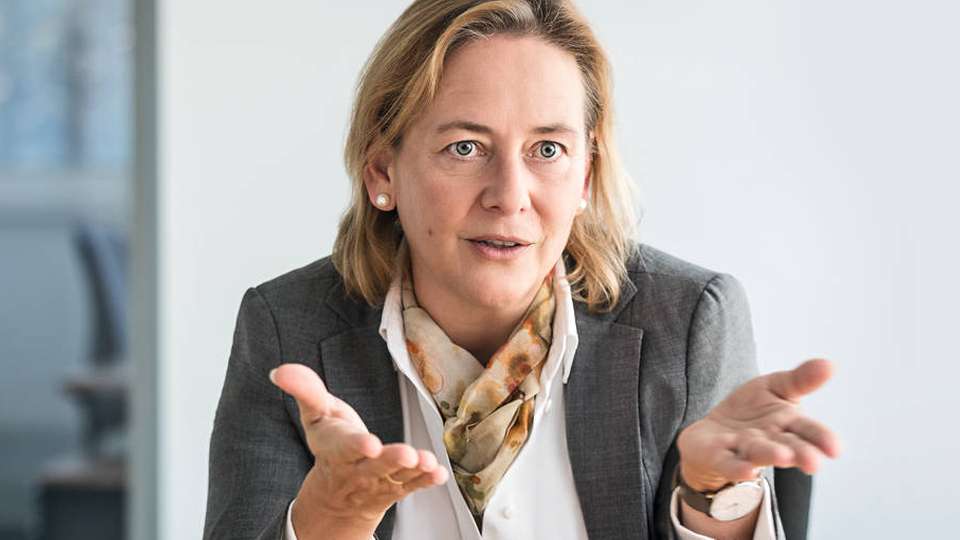 Dr. Myriam Jahn ist CEO von Q-loud. Sie hat Betriebswirtschaft und Elektrotechnik studiert und sieben Jahre lang in der Beratung gearbeitet. In den letzten 15 Jahren baute Jahn den Industrial-IoT-Bereich der IFM-Unternehmensgruppe auf und übernahm dabei Führungsaufgaben im Vertrieb und Marketing. Zuletzt war sie Vorstand Vertrieb bei Tisc.