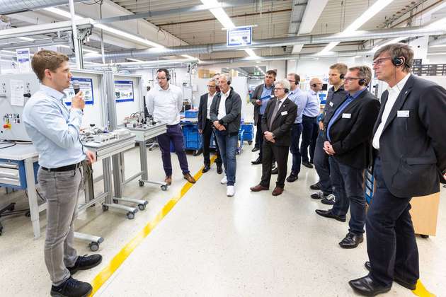 Jonas Hohmann, Production Engineering bei SMC, führt die Besucher durch die Produktion am Standort Egelsbach.