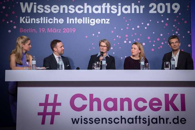 Anja Karliczek mit den Podiumsgästen beim Auftakt des Wissenschaftsjahres 2019 – Künstliche Intelligenz, von links nach rechts: Lisa Ruhfus (Moderatorin), Georg Wittenburg (Co-Founder und CEO des Berliner Start-ups Inspirient), Judith Simon (Lehrstuhlinhaberin Ethik in der Informationstechnologie an der Universität Hamburg und Mitglied der Datenethikkommission sowie des Deutschen Ethikrates) und Antonio Krüger (von der Universität des Saarlandes und Direktor des Innovative Retail Laboratory des Deutschen Forschungszentrums für Künstliche
Intelligenz (DFKI)).