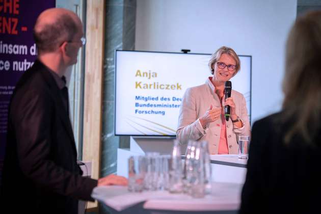 Bundesforschungsministerin Anja Karliczek begrüßt die Gäste zur Diskussionsveranstaltung Karliczek. Impulse. Wie wir Künstliche Intelligenz nutzen wollen. im Wissenschaftsjahr 2019.