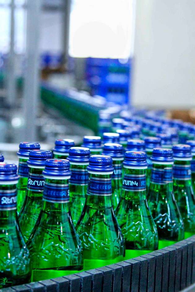 Das Wasser in grünen Glasflaschen wird ebenfalls komplett auf KHS-Technik abgefüllt.