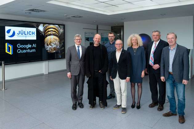 Von links nach rechts: Prof. Wolfgang Marquardt (Vorstandsvorsitzender des Forschungszentrums Jülich), Dr. Hartmut Neven (Technischer Direktor bei Google und Leiter des Quantum Artificial Intelligence Lab), Dr. Markus Hoffmann (Leiter Quantum Partnerships bei Google), Prof. David DiVincenzo (Direktor am Peter-Grünberg-Institut (PGI-2 / IAS-3 / PGI-11) des Forschungszentrums Jülich), Prof. Kristel Michielsen (Leiterin der Arbeitsgruppe Quantum Information Processing am Jülich Supercomputing Centre), Prof. Sebastian Schmidt (Mitglied des Vorstands des Forschungszentrums Jülich) und Prof. Thomas Lippert (Direktor des JSC des Forschungszentrums Jülich).