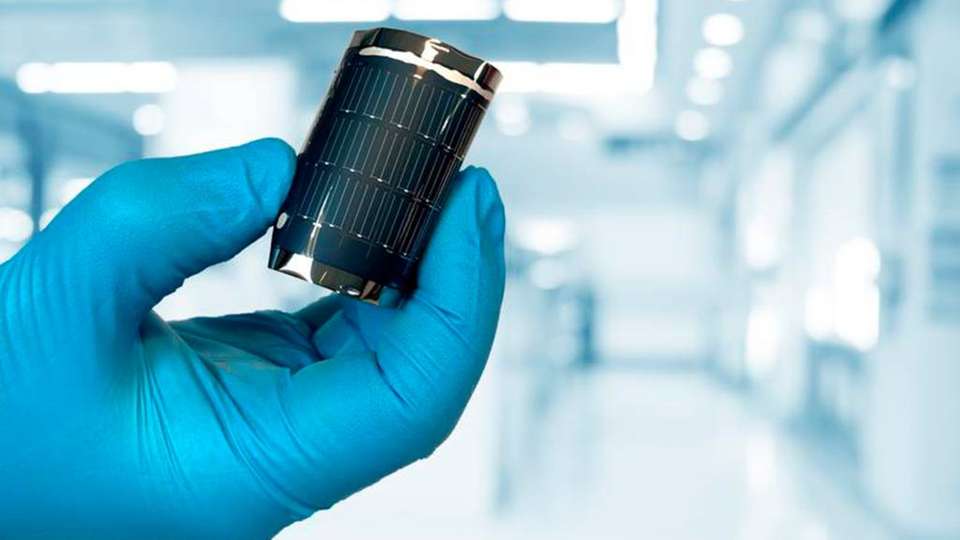 Empa-Forschende erreichen erstmals einen Wirkungsgrad von 20.8 Prozent bei  CIGS-Solarzellen und brechen damit ihren eigenen Rekordwert.