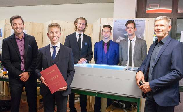 Mit der Unterstützung von Sigmatek konnte der Sandtable erfolgreich umgesetzt werden (von links nach rechts): David Eisl (Vertrieb Sigmatek), Lukas Steinbichler, Jakob Größlinger, Filip Okic, Christoph Praschl und Bernd Hildebrandt (Vertriebsleiter Sigmatek).