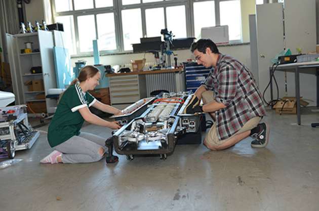 Tamara Hoffmann und Miguel Angel Quero Corrales aus dem Swissloop-Team montieren die Elektronik und Steckverbinder am Swissloop Pod.
