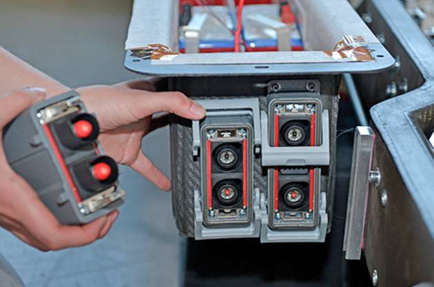 Das Stäubli-CombiTac-System wird am Batteriepaket installiert.