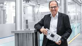 Dr. Eckhard Roos studierte Elektrotechnik an der TU Darmstadt. Nach Stationen bei Hoechst und ABB leitet er seit 2006 das globale Industrie- und Key Account Management für Prozessindustrien bei Festo. Er ist im Vorstand der GMA und Leiter des AK Energieeffizienz im FV Automation des ZVEI.