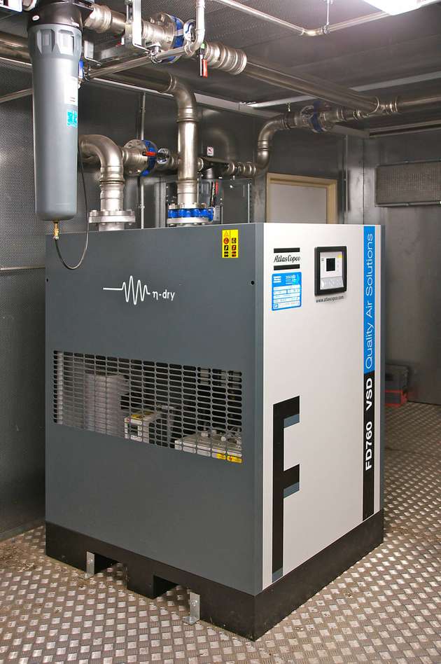 In den Sommermonaten stellt ein drehzahlgeregelter Kältetrockner vom Typ FD 760 VSD einen Drucktaupunkt von 3 °C sicher.