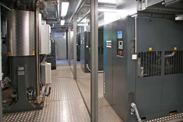 Die komplette Druckluftstation ist in zwei parallel miteinander verbundenen 40-Fuß-High-Cube-Containern untergebracht.