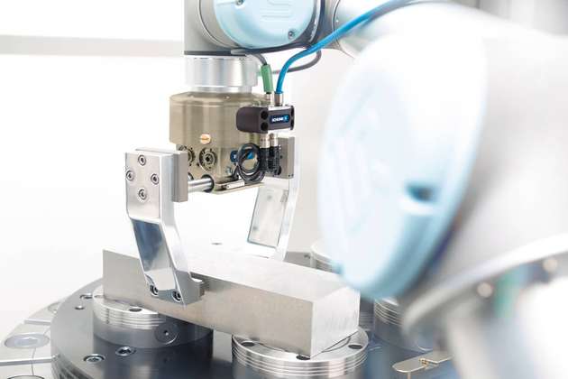 Der End-of-Arm-Baukasten für die Leichtbauroboter von Universal Robots ermöglicht eine besonders einfache und kostengünstige Maschinenbeladung.