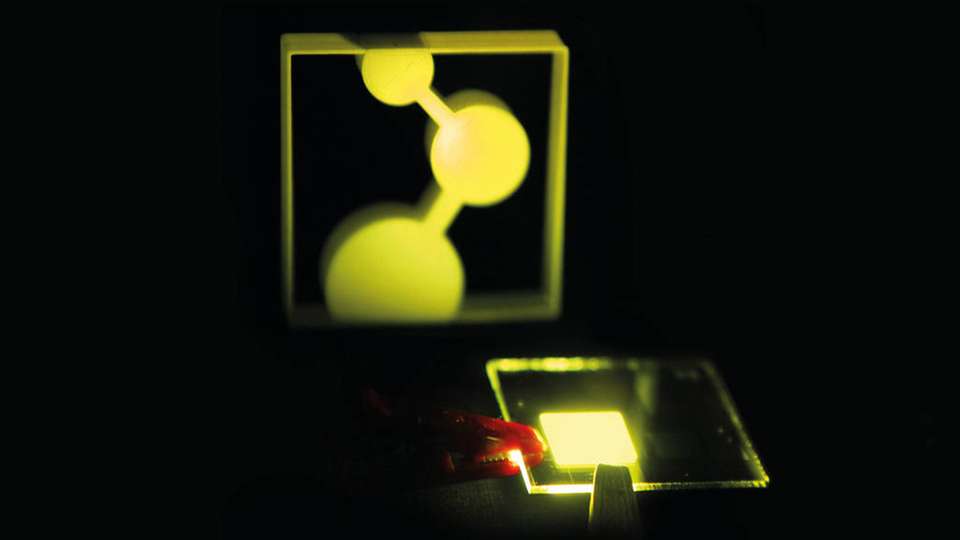 Der erste Prototyp der in Mainz entwickelten OLED beleuchtet das Logo des Max-Planck-Instituts für Polymerforschung (MPI-P).