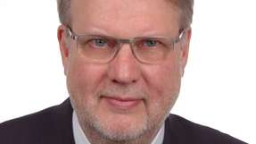 Heinrich Munz co-gründete nach dem Elektronik-Studium 1985 LP Elektronik, welche sich mit der Verbindung von IT-Mainstream (PCs und Netzwerke) mit industrieller Automatisierung beschäftigte. 1996 wurde LP Elektronik von Kuka übernommen und Munz folgte dem Ruf des Mutterunternehmens, für das er heute als Lead Architect Industry 4.0 tätig ist.