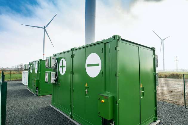 Im Speicherregelkraftwerk ist ein Windpark direkt an einen kleinen Batteriespeicher, mit einer Leistung von 720 kW, gekoppelt. 