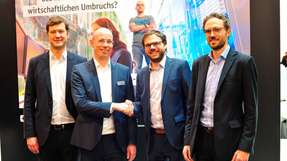 Handschlag auf eine erfolgreiche Kooperation: Dr. Urs Wehmhörner (Bereichsleiter Energieeffizienz, Thüga Smart Service), Franz Schulte (Geschäftsführer, Thüga Smart Service), Dr. Johannes Jungwirth (Tech. Geschäftsführer VK Energie), Philipp Schaltenberg (Kaufm. Geschäftsführer VK Energie).