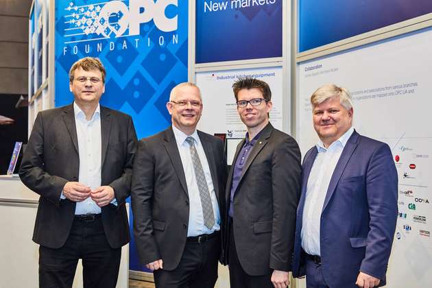 Am Messestand der OPC Foundation (von links nach rechts): Stefan Hoppe (President and Executive Director OPC Foundation), Bernd Wieseler (Chairman of the AIM-D Systemintegration Working Group, Turck), Olaf Wilmsmeier (Board Member of AIM-D, Harting IT Software Development) und Matthias Damm (Member of OPC Foundation Technical Advisory Council, Ascolab).