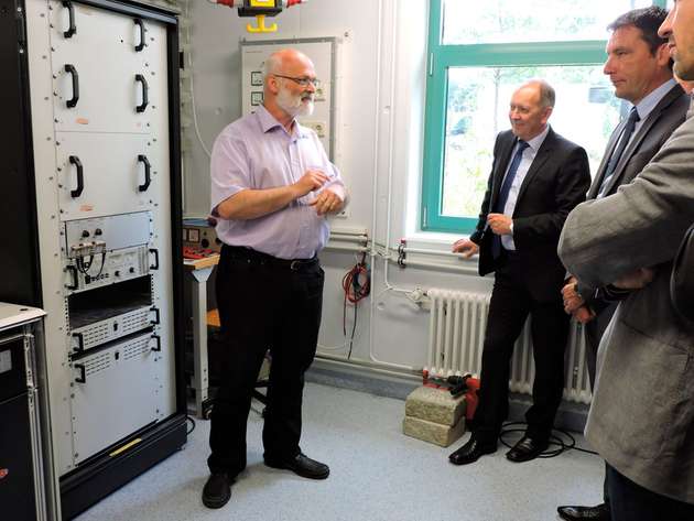 Notstrom im Einsatz: Peter Pioch (WBZU) erläutert die Funktionsweise des Jupiter-Gerätes von Heliocentris.