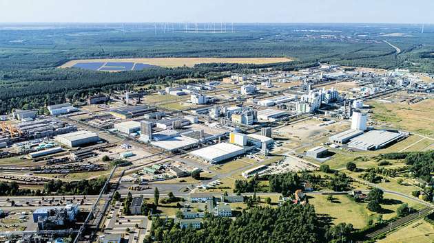 Nutzen statt Abregeln: Am BASF Chemiepark Schwarzheide wird das Engpassmanagement getestet. So nutzte man kürzlich eine „Überproduktion“ an Windstrom für die eigenen Herstellungsprozesse. Kostenpunkt: 20 Euro pro MWh.