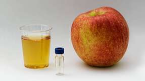 Die Forscher haben ihr neues Verfahren zur simultanen Analyse von Geruchs- und Geschmacksstoffen bereits an Apfelsaft getestet.