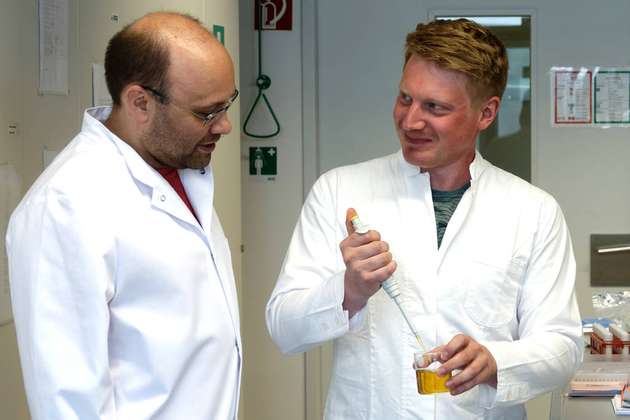 Andreas Dunkel (links) und Christoph Hofstetter im Labor.