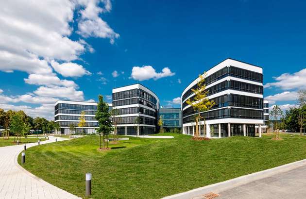 Am Hauptsitz des Übertragungsnetzbetreibers Tennet in Bayreuth sorgen ein Blockheizkraftwerk (BHKW) neben zwei Gas-Brennwert-Heizkesseln für eine effiziente Wärme- und Stromerzeugung.  Bild: Tennet Bayreuth 