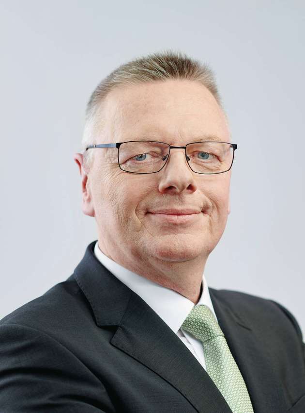 Andreas Matthé, CEO der Business Unit Low Voltage Products, Siemens, Smart Infrastructure: Es wird möglich sein, die Produktion durch eine intelligent dezentralisierte Energieversorgung nahezu CO2-neutral zu machen – natürlich unter der Voraussetzung, dass die Produktion eine gewisse Flexibilität im Energiebezug zulässt. Für unsere Unternehmenstätigkeit bei Siemens haben wir im September 2015 das globale „CO2-Neutral“-Programm gestartet. Basierend auf einem positiven Geschäftsszenario wollen wir den CO2-Fußabdruck unserer eigenen Betriebe bis zum Jahr 2020 gegenüber 2014 halbieren und bis 2030 klimaneutral sein. Klimaschutz und Energieeffizienz sind heute einer der wichtigsten Bausteine im Industriebetrieb. Der zentrale Schlüssel ist dabei die Digitalisierung. Werden Energiedaten systematisch erfasst und analysiert, lassen sich etwa Lastspitzen oder Energiefresser identifizieren und Standby-Verbräuche über intelligente Steuer- und Regelfunktionen vermeiden. 