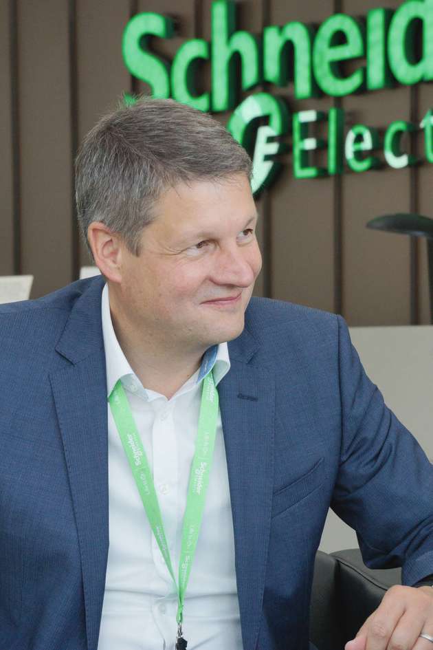 Jürgen Siefert, Vice President Industrial Automation DACH, Schneider Electric: Dies ist tatsächlich umsetzbar. Wer heute eine Produktionsanlage auf der grünen Wiese errichtet, wird allein aus wirtschaftlichen Gründen eine grüne Produktion planen. Denn Energieeffizienz und geschlossene Kreislaufwirtschaft garantieren Wettbewerbsvorteile. Dies funktioniert natürlich auch bei bestehenden Standorten. Wir bei Schneider Electric haben uns dazu verpflichtet, die Energiezufuhr für unsere weltweiten Produktionsstätten bis 2030 auf 100 Prozent erneuerbare Energien umzustellen. Der Anfang ist mit neun Standorten bereits gemacht. Wichtig ist hier, die Industriebetriebe mit den politischen Klimaschutzzielen nicht alleine zu lassen. Vorgaben müssen mit konkreten Maßnahmen zur Einhaltung unterfüttert sein. Schon heute ermöglichen Digitalisierung und Automatisierung ein erhebliches Maß an CO2-Einsparung. Eine noch konsequentere Implementierung ließe sich durch politische Vorgaben erreichen und ist sehr wünschenswert.