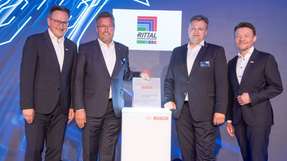  Bei der Übergabe des Bosch Global Supplier Award an Rittal, von links nach rechts: Andreas Reutter, Leiter Supply Chain Management, Bosch, Dr. Karl-Ulrich Köhler, CEO von Rittal International, Jörg Maschuw, Director Global Key Account bei Rittal und Malte Ihlenfeld, Director Corporate Sector Purchasing and Logistics, Maintenance, Repair and Logistics bei Bosch.