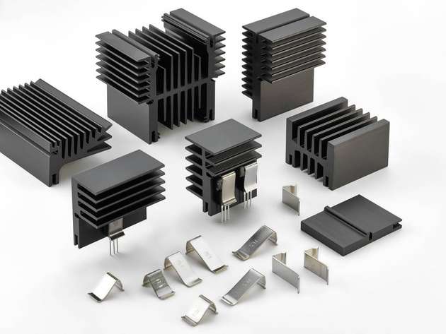 Per Clipfunktion können Einrasttransistorhaltefedern zur Bauteilmontage, einfach in eine Nutgeometrie des Leiterplattenkühlkörpers eingerastet werden.