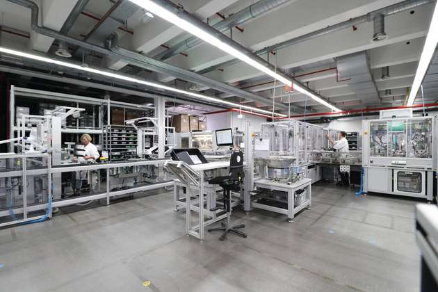 In der modularen Fertigungsanlage für die Axioline-Module lassen sich die verschiedenen Produktionsprozesse frei kombinieren.