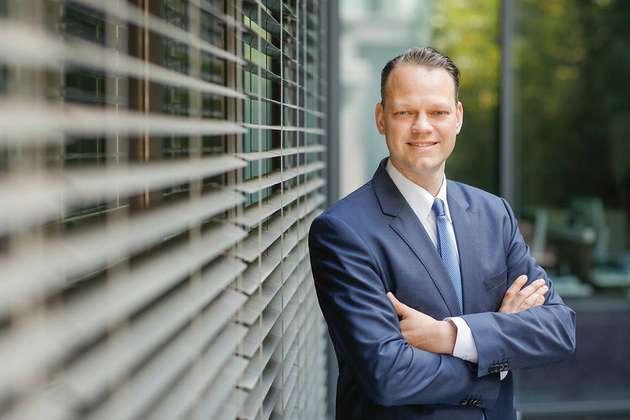 Marc Kohlenbach, Head of Sales Germany, Statkraft Markets: Wir beobachten ein erhöhtes Interesse von Seiten der Industrie, den Energiebedarf auf nachhaltige Füße zu stellen. Die Industrie kontraktiert bereits jetzt Energielieferungen für das Jahr 2021. Sprich, für Betreiber eines Windparks ist jetzt ein guter Zeitpunkt, die Stromabnahme für 2021 und darüber hinaus zu sichern. Hier unterstützen wir mit Verträgen, die mit festen Preisen und Chancen auf Mehrerlöse finanzielle Sicherheit für einen langfristigen Weitertrieb der Windparks garantieren. Mit unserer Vermarktungskompetenz im Bereich Grünstrom und einem breit aufgestellten Industriekundennetzwerk machen wir die Abnahme erneuerbarer Energie planbar und entwickeln ganzheitliche Lösungen. So ermöglichen wir es, Industrieunternehmen mit Grünstrom aus deutschen Windparks planbar und zuverlässig zu beliefern. Das wiederum senkt den CO2-Fußabdruck und hilft dabei Nachhaltigkeitsziele zu erreichen.