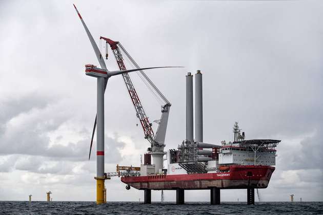 Die erste Windkraftanlage im Offshore-Windpark wurde mit der Montage der letzten Rotorblätter fertiggestellt.